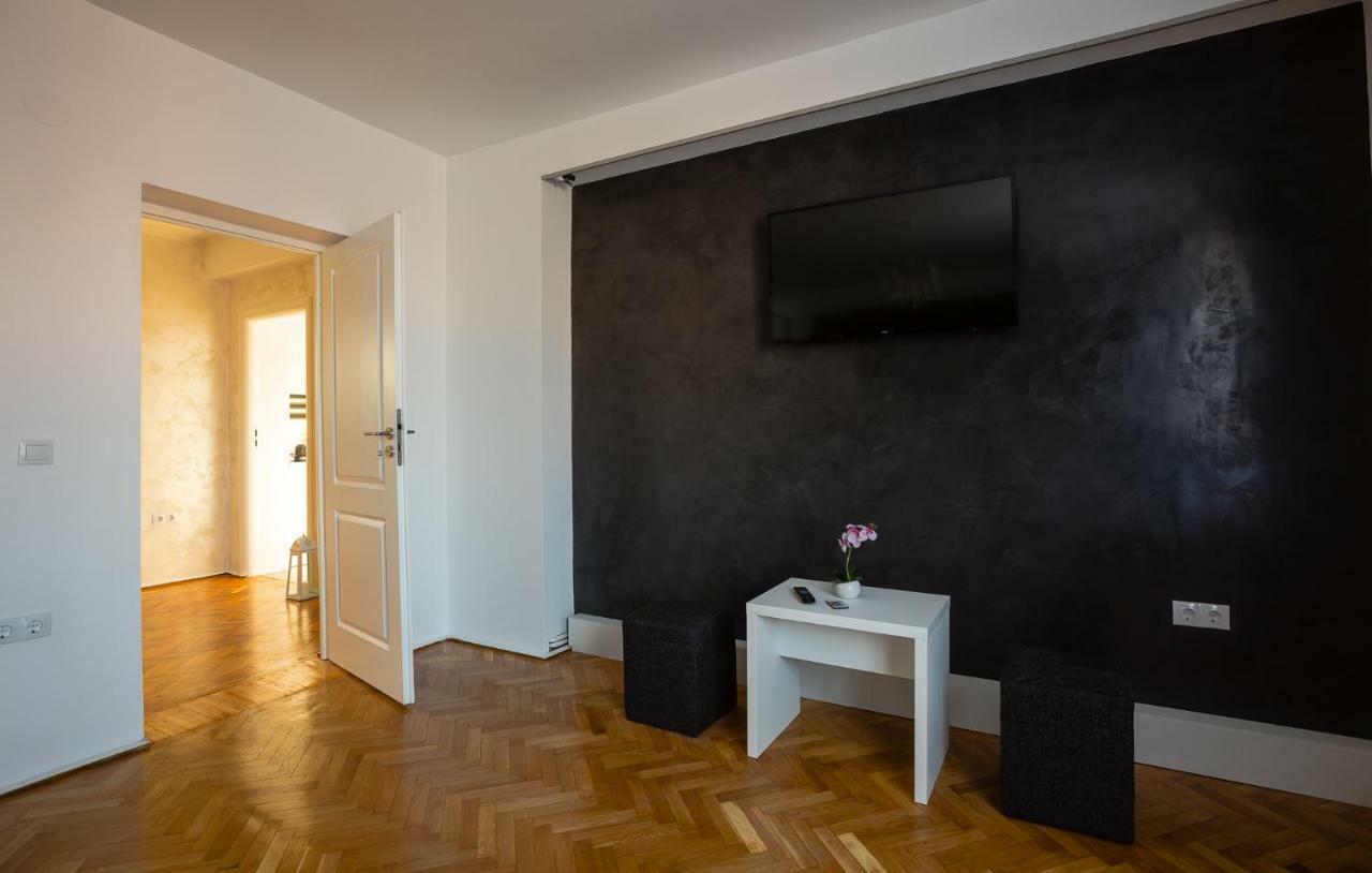 White Spacious Apartment Sibiu Ngoại thất bức ảnh